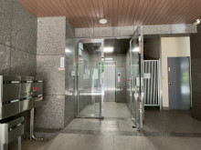 オフィスビル出入口