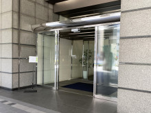 オフィスビル出入口