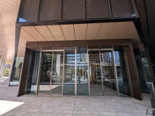 オフィスビル出入口