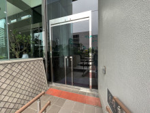 オフィスビル出入口