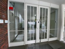 オフィスビル出入口