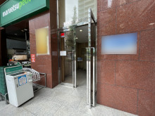 オフィスビル出入口