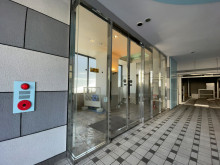 オフィスビル出入口