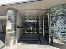 オフィスビル出入口