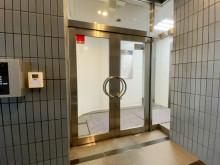 オフィスビル出入口