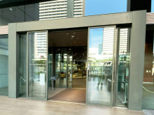 オフィスビル出入口
