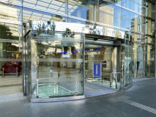 オフィスビル出入口