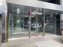 オフィスビル出入口