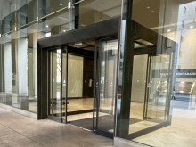 オフィスビル出入口