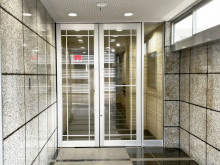 オフィスビル出入口