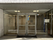 オフィスビル出入口