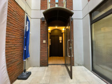 オフィスビル出入口