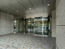 オフィスビル出入口（