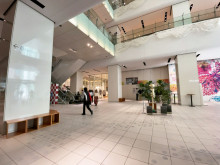 商業施設エントランス