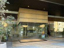 オフィスビル出入口