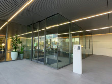オフィスビル出入口