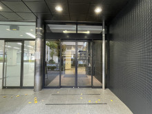 オフィスビル出入口