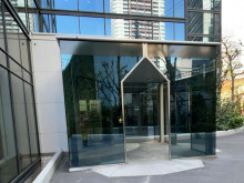 オフィスビル出入口