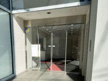 オフィスビル出入口