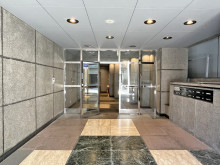 オフィスビル出入口