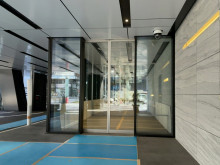 オフィスビル出入口