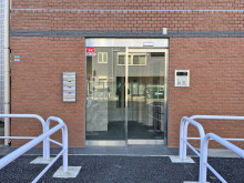 オフィスビル出入口