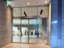 オフィスビル出入口