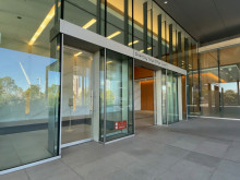 オフィスビル出入口