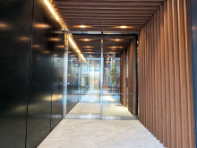 オフィスビル出入口