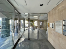 オフィスビル出入口