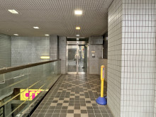 オフィスビル出入口