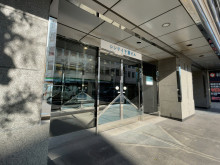 オフィスビル出入口