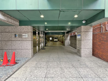 オフィスビル出入口