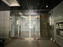 オフィスビル出入口