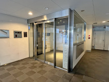 オフィスビル出入口