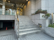 出入り口前の階段