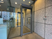 オフィスビル出入口