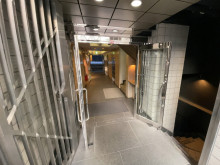 オフィスビル出入口