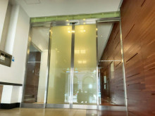 オフィスビル出入口