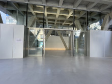 オフィスビル出入口