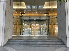 オフィスビル出入口