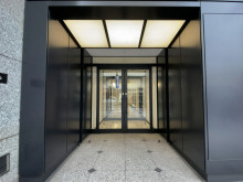 オフィスビル出入口