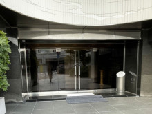 オフィスビル出入口