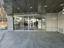 オフィスビル出入口