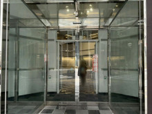 オフィスビル出入口