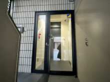 オフィスビル出入口