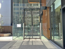 オフィスビル出入口