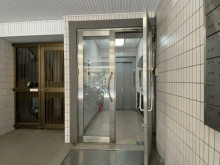 オフィスビル出入口