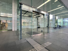 オフィスビル出入口