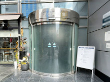 オフィスビル出入口